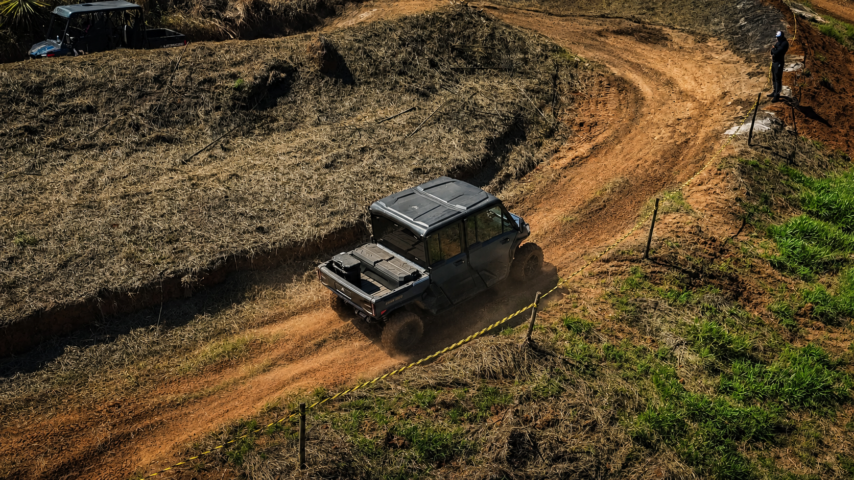 Veículo 4x4 em ação na trilha